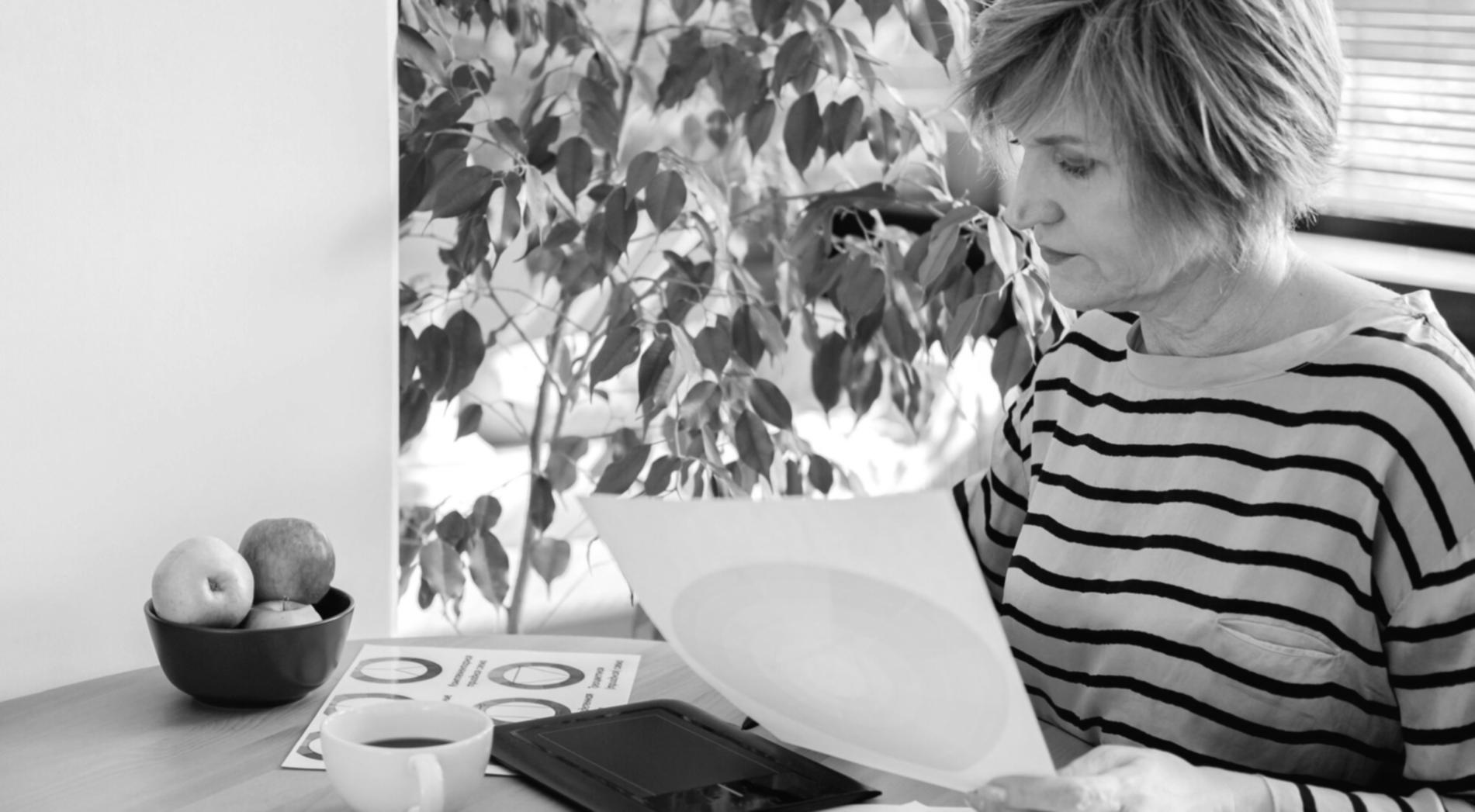 Estudiantes analizando datos financieros en un entorno de aprendizaje colaborativo